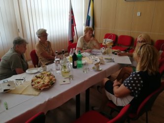 Okrúhly stôl - diskusia so samosprávou v kultúrnom dome obce Košúty z projektu Vidiecka mládež v regióne Okrúhly stôl - diskusia so samosprávou v kultúrnom dome obce Košúty z projektu Vidiecka mládež v regióne