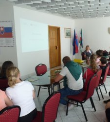 Workshop na obecnom úrade v obci Heľpa z projektu Vidiecka mládež v regióne