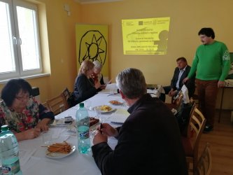 Diskusia projektu Vidiecka mládež v regióne na Obecnom úrade v obci Podhradie