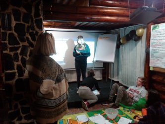 Diskusia projektu Vidiecka mládež v regióne v M-clube v Handlovej, základni mládežníckeho parlamentu v Handlovej