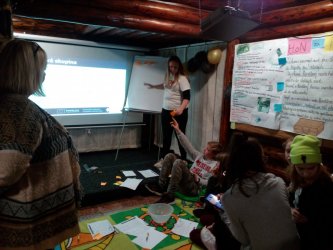 Diskusia projektu Vidiecka mládež v regióne v M-clube v Handlovej, základni mládežníckeho parlamentu v Handlovej