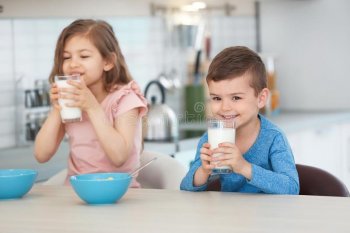 Pokiaľ ministerstvo a Rajo analyzujú, školáci sú bez mlieka